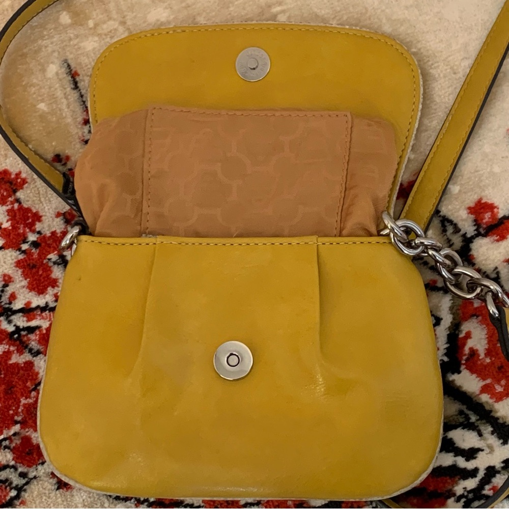 Kathy Van Zeeland Y2K Yellow Crossbody - Picture 9 of 13